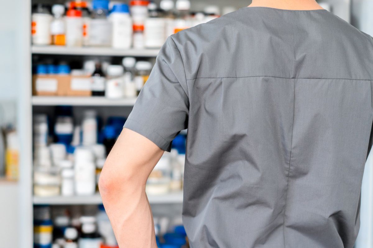Medicina mixta: médico privado con medicamentos y exámenes de la CCSS